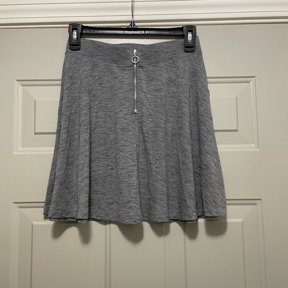 Kohl's Heather Gray Circle Skater Skirt Sz M
NWT Front Zipper 🤗